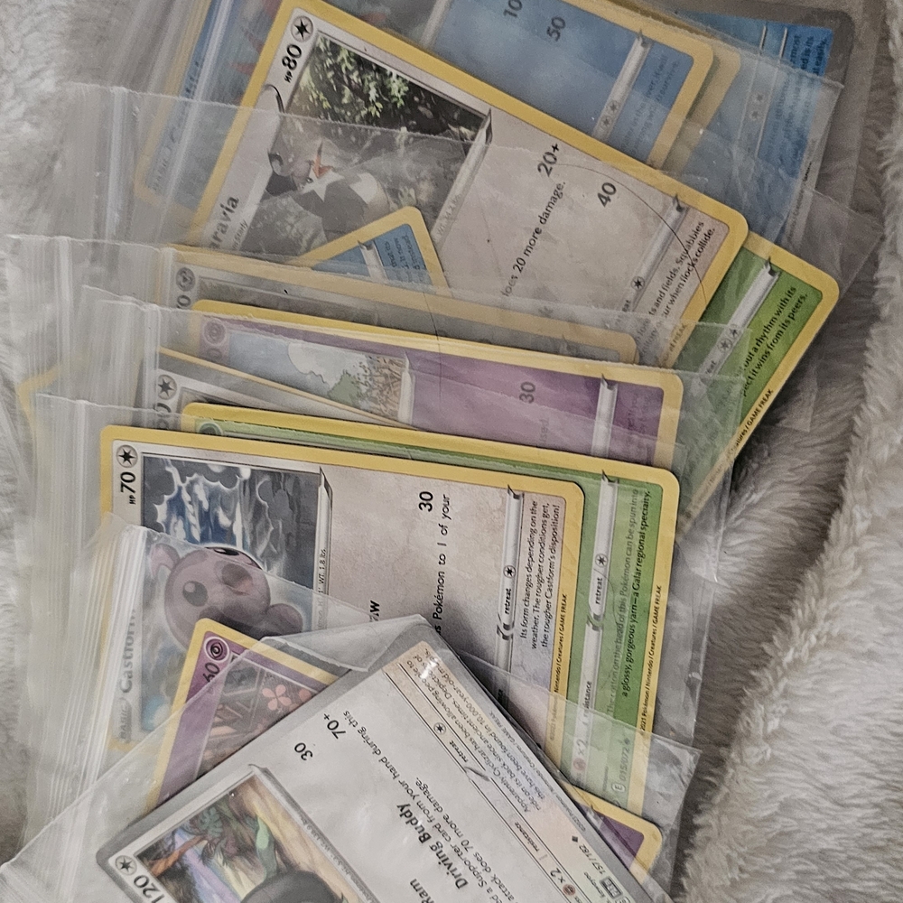 14 Assorted Pokemon Trading Cards!